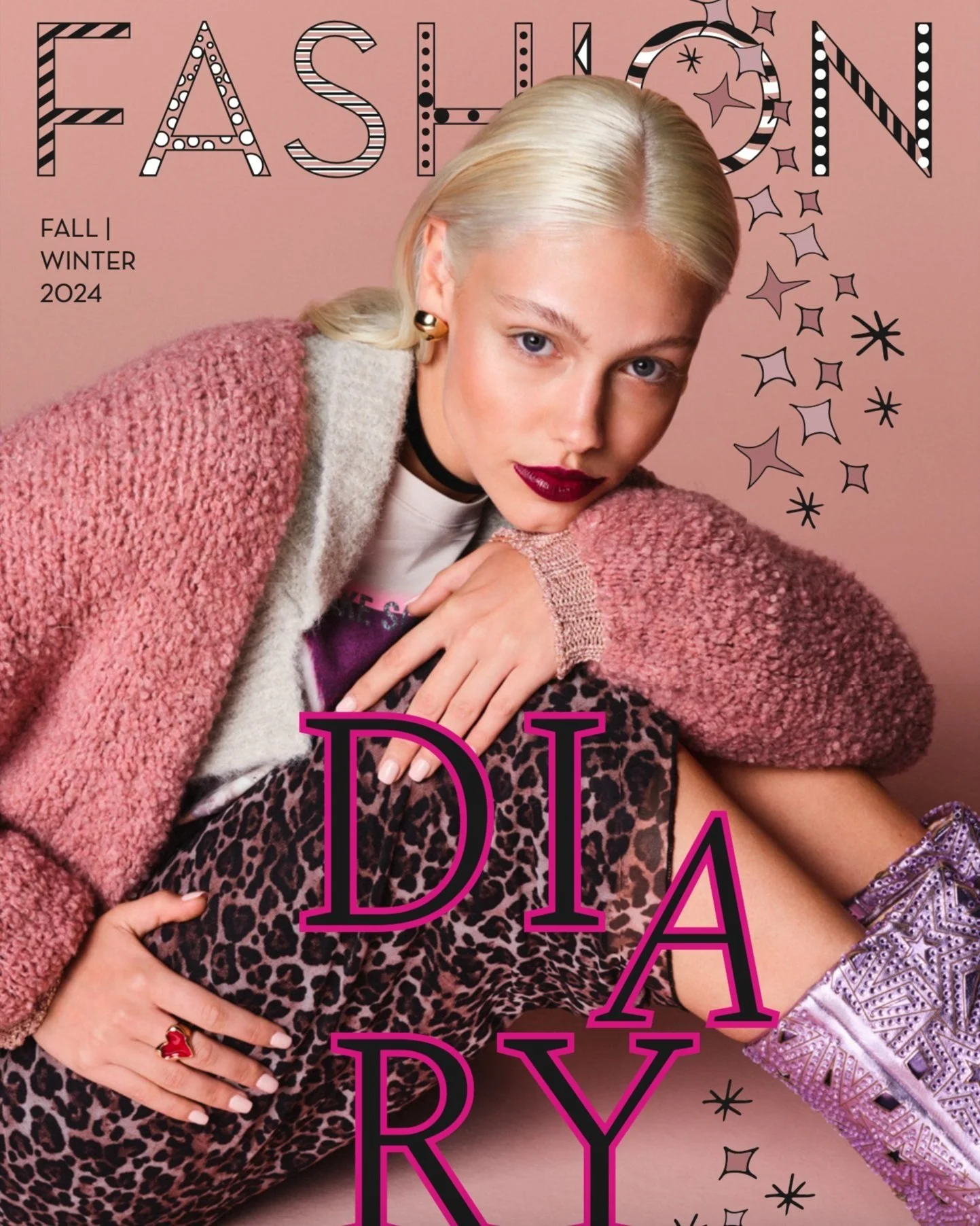 Model mit roséfarbenem Cardigan, wollweißem Strick-Cardigan, Print-Shirt und Leopardenrock, dekoriert mit Sternillustrationen – Cover des Cartoon Fashion Diary Fall/Winter 2024, inszeniert von imagespy.