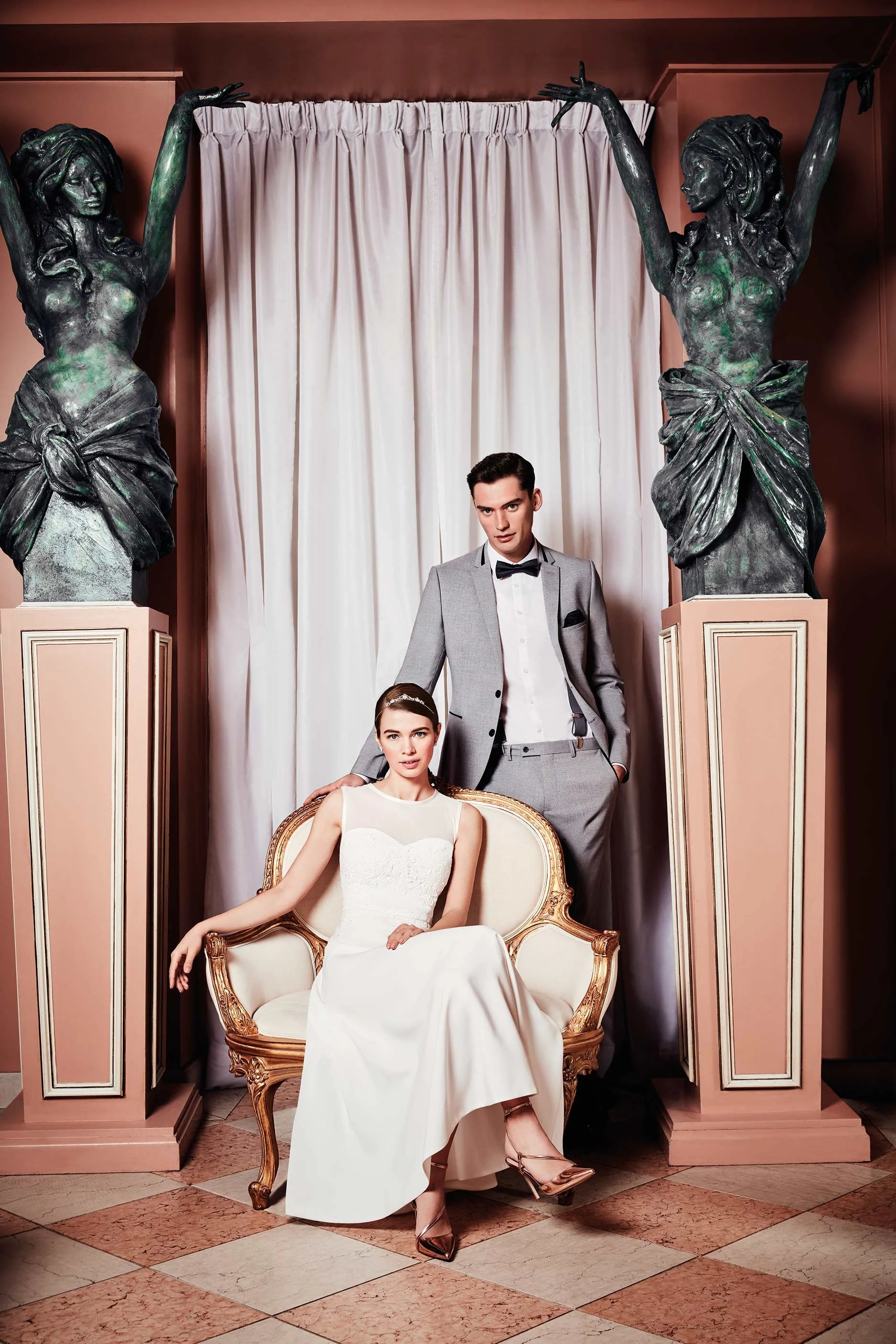 C&A Wedding Special 2019: Editorial-Paar im „So Sophisticated“-Look, er im hellgrauen Anzug, sie im bestickten A-Linien-Kleid – hochwertige Inszenierung von imagespy für Modejournalisten.