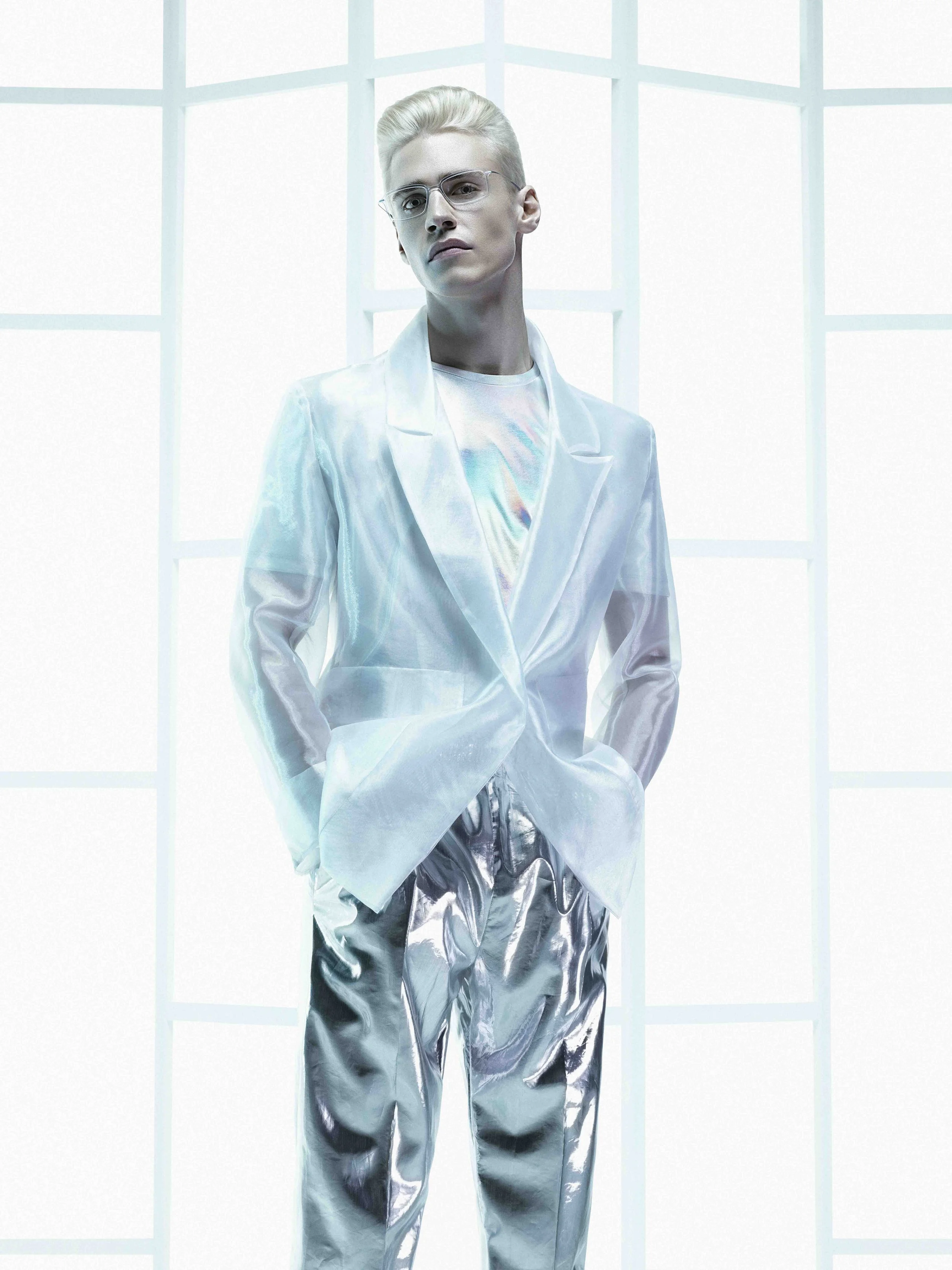 Junger Mann mit blondem Haar, weißem Jackett und silberner Hose mit Brille, Visual für Silhouette Special Edition TMA 2019, umgesetzt von imagespy.