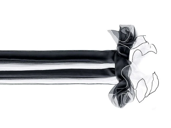 Roeckl Seidenschal ‚Contrast Color‘ aus La Belle Rebelle SS17, handrolliert in White/Black und Black/White, semi-transparente Georgette-Struktur, inszeniert von imagespy.