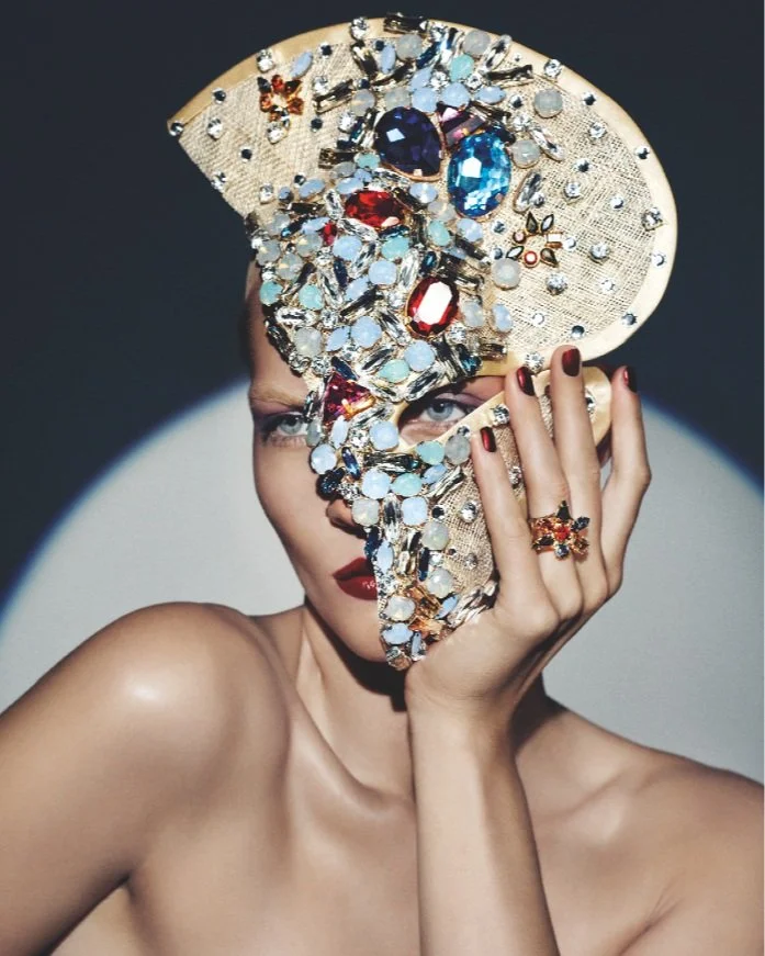 Eine Frau trägt ein großes, mit Juwelen besetztes Kopfstück. Visual aus dem VOGUE Kalenders 2013, umgesetzt von imagespy.