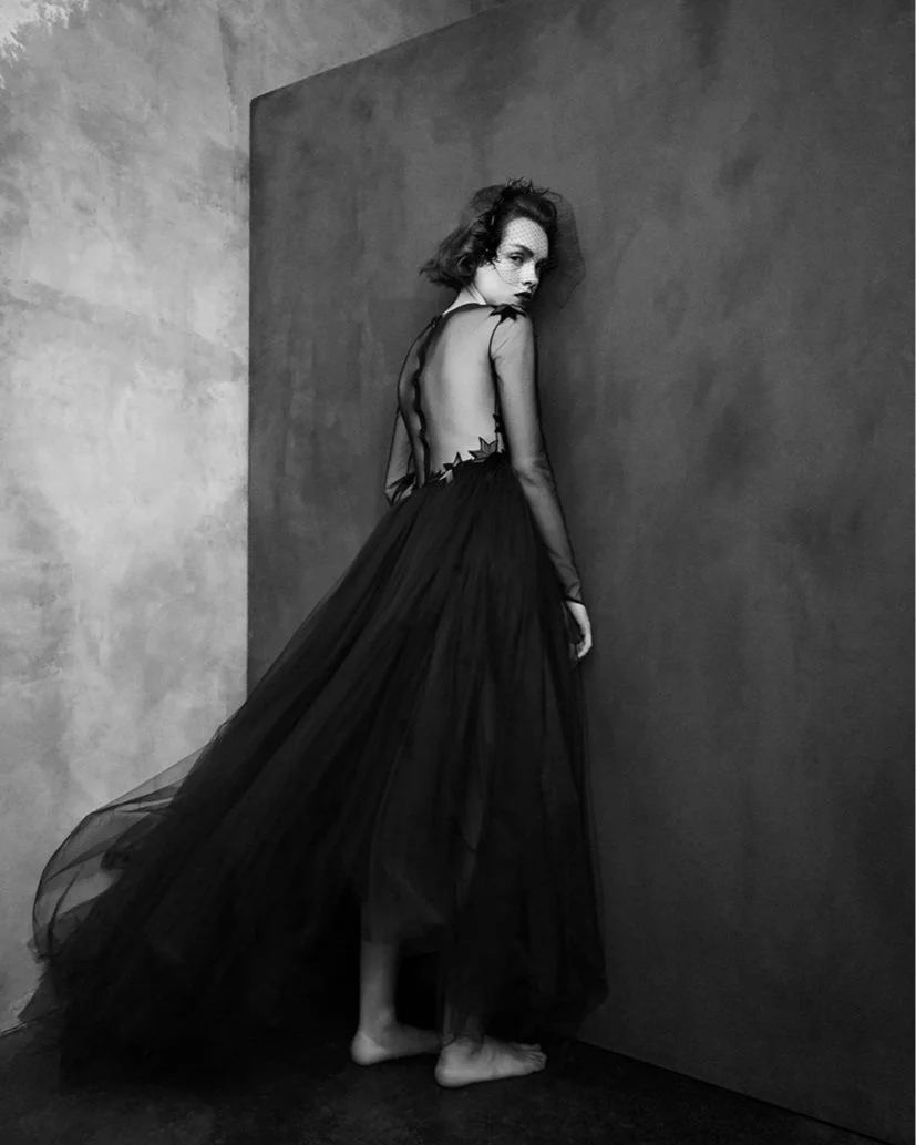 Schwarzweiß-Porträt eines Models vor Betonwand in Couture-Roben, fotografiert mit Huawei Pro Plus, produziert von imagespy für VOGUE-Advertorial.