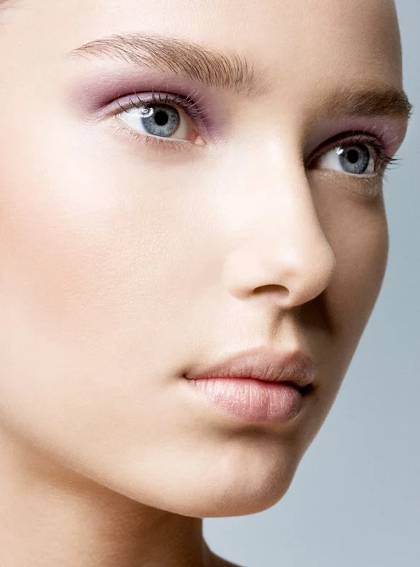 NIVEA Expert Lift Kampagne in VOGUE, umgesetzt von imagespy, Close-up einer Frau mit blau-grauen Augen und dezentem Make-up zur Betonung der Hautqualität.