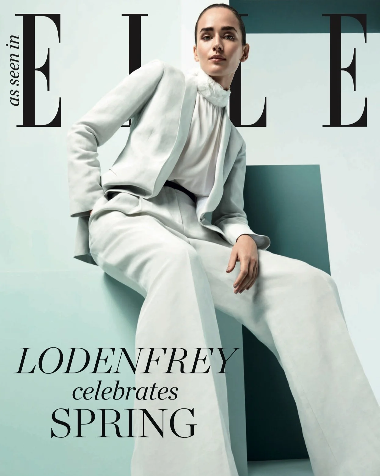 Covermotiv 2019 für Lodenfrey in ELLE: Model sitzend in weißem Anzug von Fabiana Filippi, High-End-Fashion mit unangestrengter Eleganz und „Celebrating Spring“-Mood, inszeniert von imagespy.