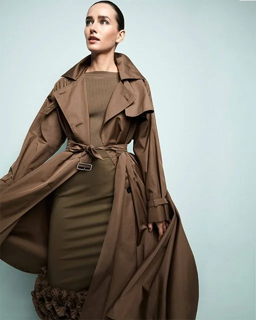 Studioaufnahme 2019 für Lodenfrey in ELLE: Model in braunem Strickkleid mit Trench-Mantel von Max Mara, High-End-Fashion mit Goddess Appeal, inszeniert von imagespy.