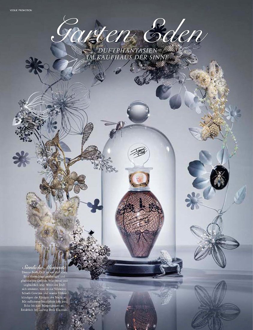 Kunstvolles Stillleben von imagespy für das VOGUE Editorial „Garten Eden“: Ein Dianne Brill Parfum-Flakon unter einer Glaskuppel, umgeben von einem Bogen aus silbernen Metallblüten und Schmuck-Käfern.