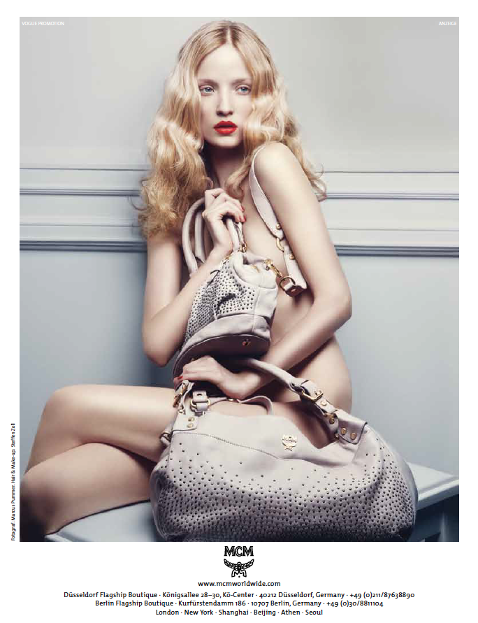 Backcover des VOGUE Promotion Advertorials 2010 „Liaison D’Amour“ mit MCM Everest Infinity Taschen mit Nieten, umgesetzt von imagespy.
