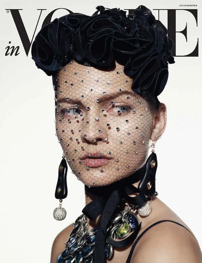 Frau mit schwarzem Schleier und Swarovski Ohrringen auf dem Cover des VOGUE Kalenders 2013, umgesetzt von imagespy.