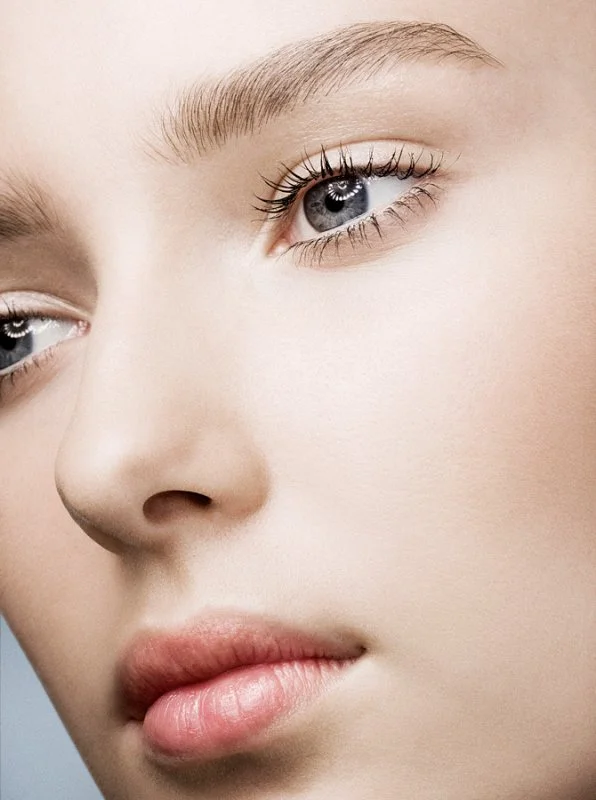 NIVEA Expert Lift Kampagne in VOGUE, umgesetzt von imagespy, Makro-Aufnahme eines Gesichts mit Fokus auf gesunde Hautstruktur, klare Augen und natürliche Lippen.