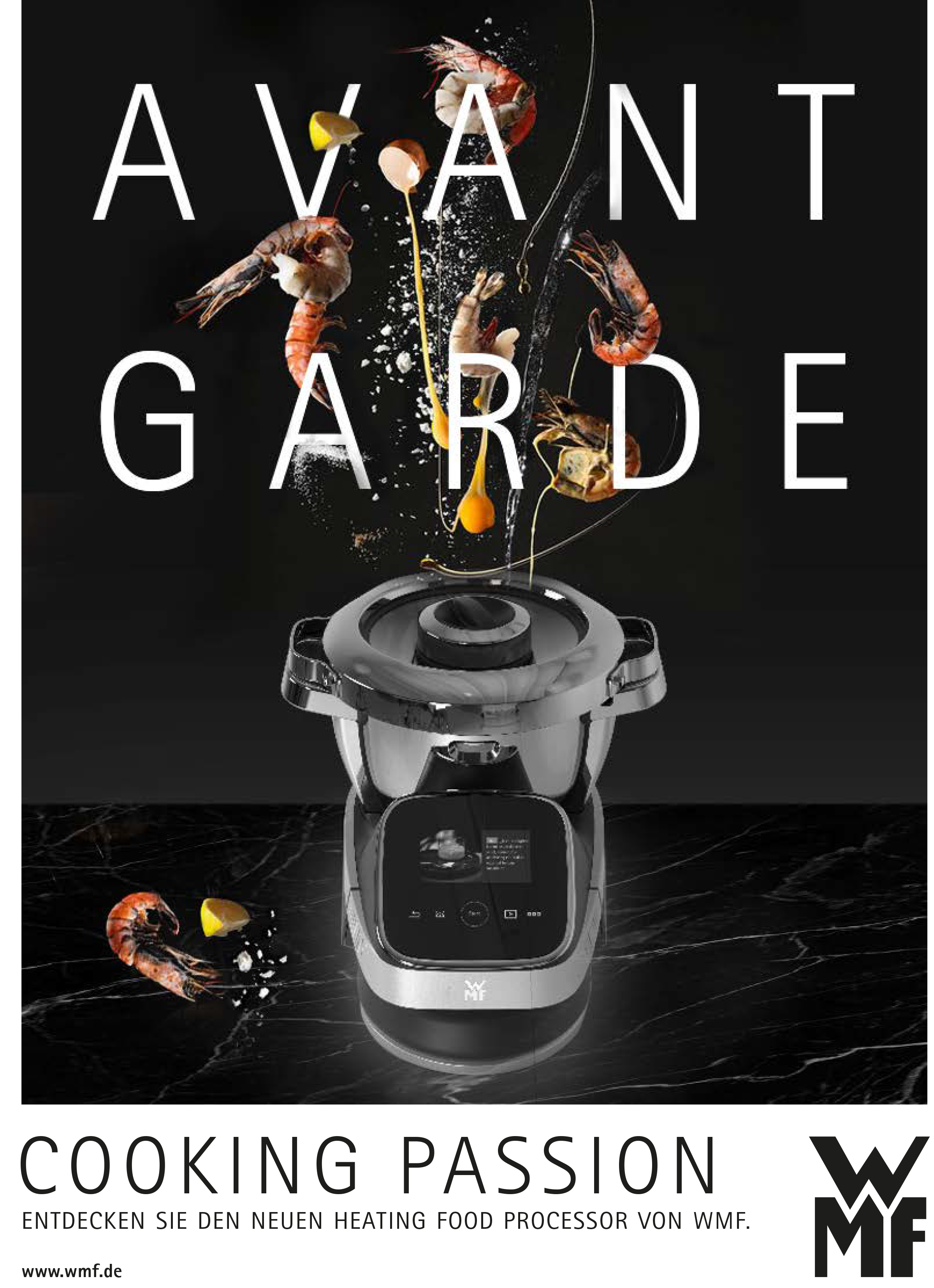 Der WMF Avantgarde Heating Food Processor in einer dynamischen Inszenierung von imagespy mit fliegenden Zutaten wie Garnelen und Gewürzen auf edlem Marmorgrund.