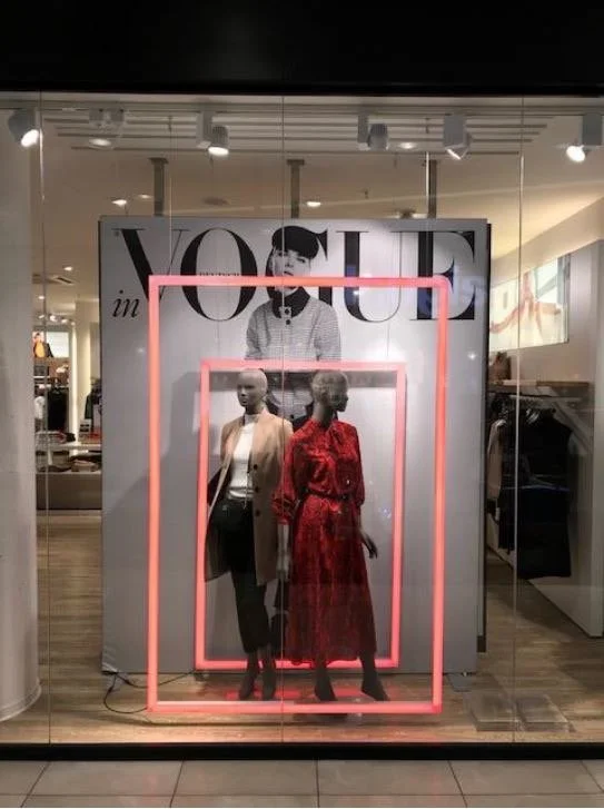 Ein von imagespy inszeniertes Shop-Schaufenster für comma zum VOGUE 40 Years Anniversary mit Leuchtrahmen und moderner Premium-Mode.