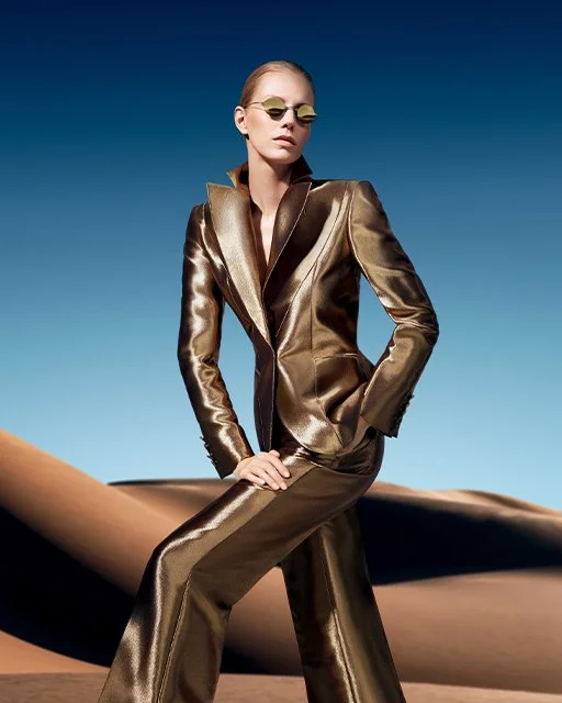 Frau in goldenem Outfit mit Sonnenbrille in der Wüste, Visual für Silhouette Special Edition TMA 2019, umgesetzt von imagespy.