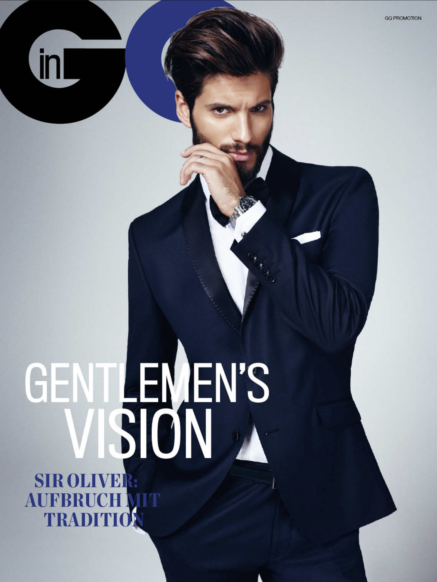 GQ Promotion by imagespy: Covermotiv mit Male Model in dunkelblauem Anzug von SIR OLIVER, Headline „Gentlemen's Vision“, elegante Studioaufnahme.