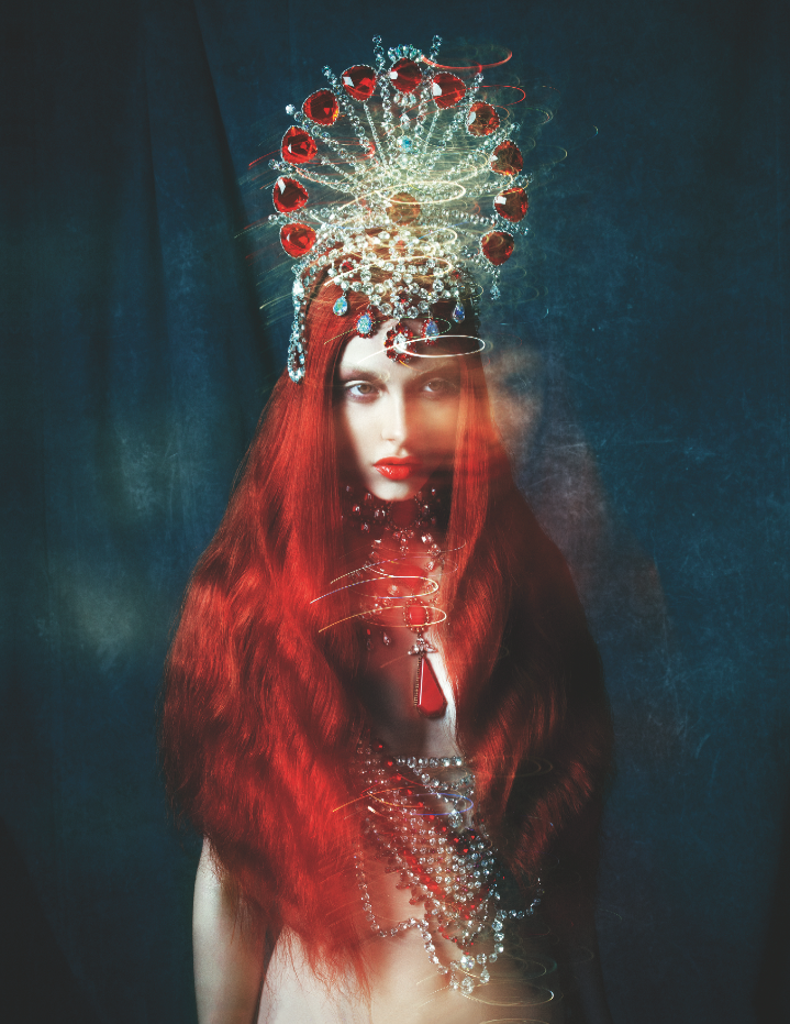 Frau mit roten Haaren und Krone blickt stolz in die Kamera, Motiv aus dem VOGUE Kalender 2012 für Swarovski, kreativ inszeniert von imagespy.