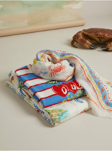 Von imagespy per KI erstelltes Stilllife mit zusammengelegtem gestreiftem T-Shirt und Tuch