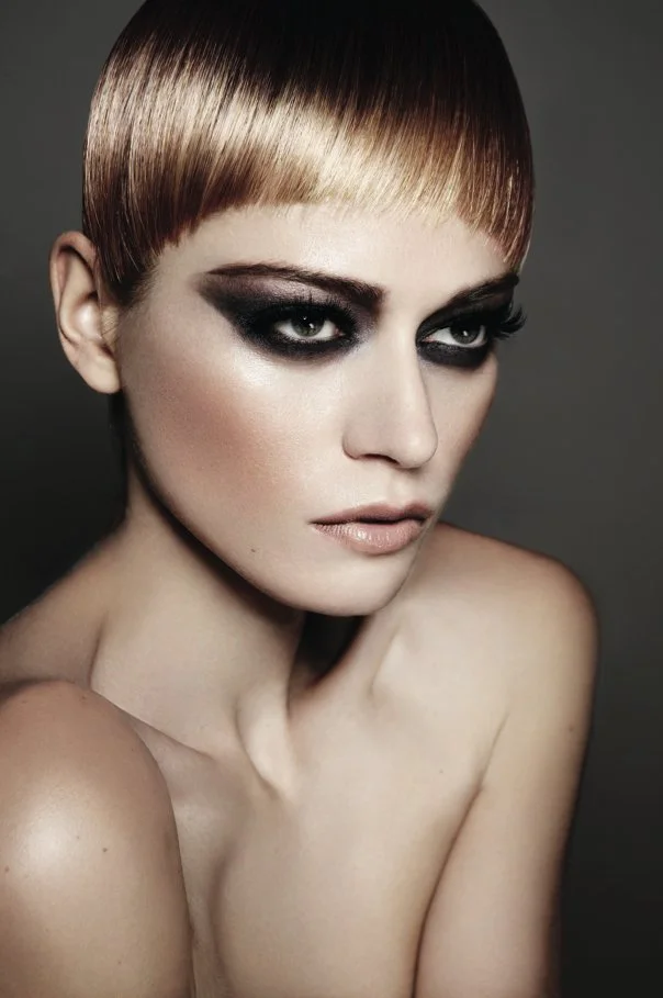 Beautykampagnen-Visual für Hautnah by Ludwig Beck mit Frau mit kurzem Bob und schwarzem Lidschatten, erstellt mit MAC-Produkten, erschienen in der VOGUE, umgesetzt von imagespy.