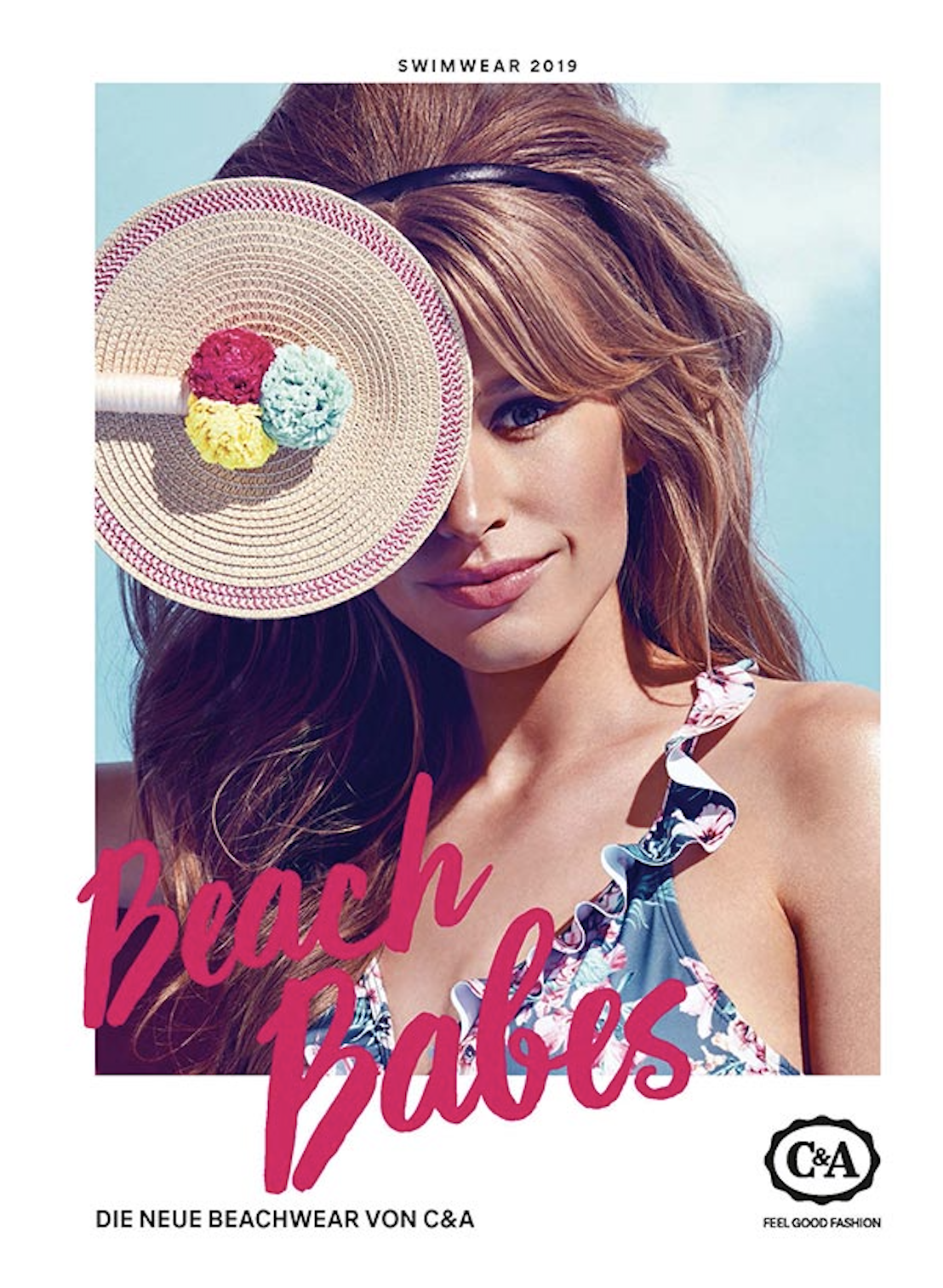 C&A Beachwear Lookbook Cover: Model mit Sixties-Frisur im Badeanzug mit tropischem Muster, sommerlicher Fashion-Look, umgesetzt von imagespy.