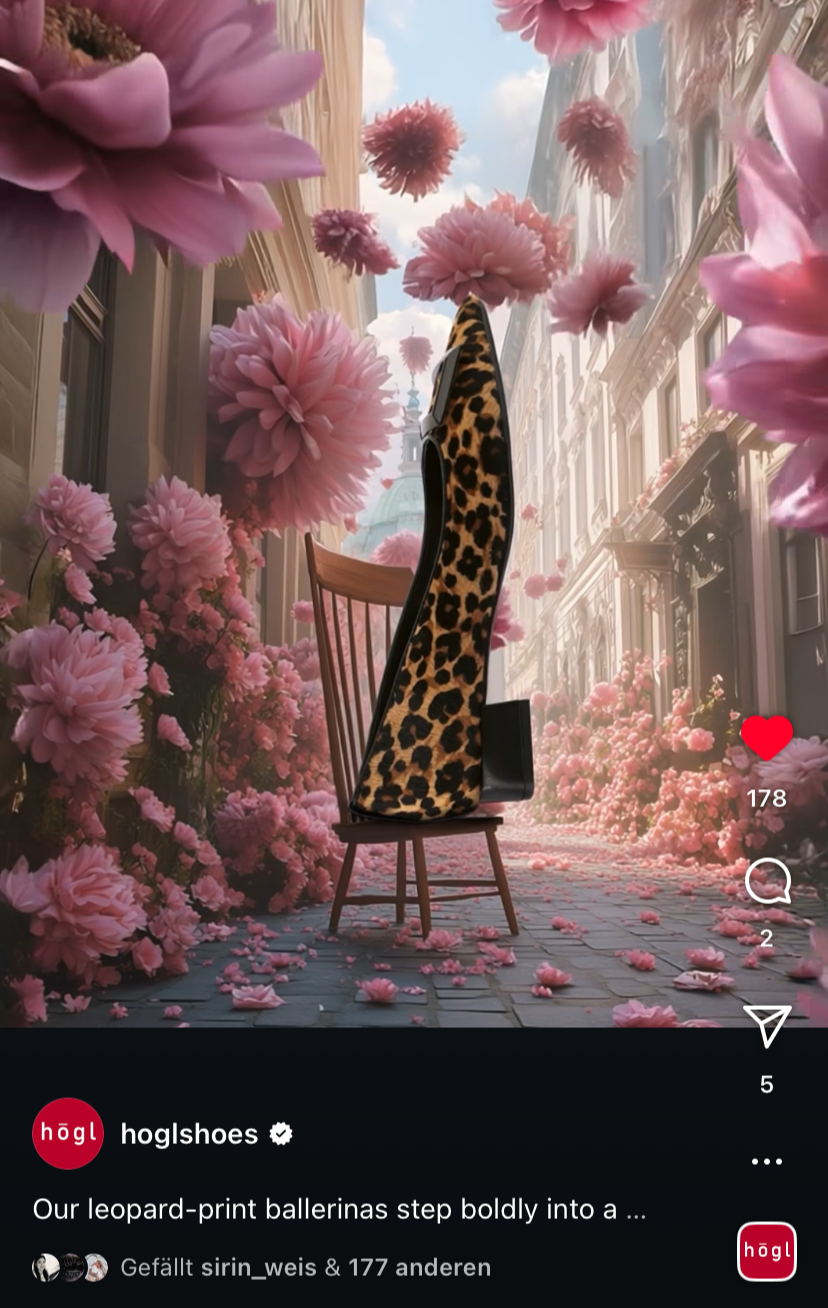 KI-gestützte Kampagnen-Komposition von imagespy für Högl: Ein Ballerina mit Leoparden-Muster steht auf einem Holzstuhl in einer Wiener Gasse, umgeben von einem surrealen Regen aus rosa Dahlien.