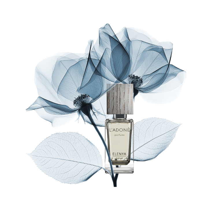 L'ADONÉ ELENYA azur Parfümflakon in einer künstlerischen Inszenierung von imagespy mit KI-generierten X-Ray Blüten, die die Ingredienzien symbolisieren.