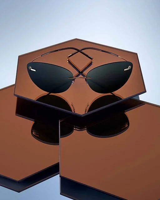 Sonnenbrille auf hexagonaler Oberfläche, Silhouette Special Edition TMA 2019, umgesetzt von imagespy.