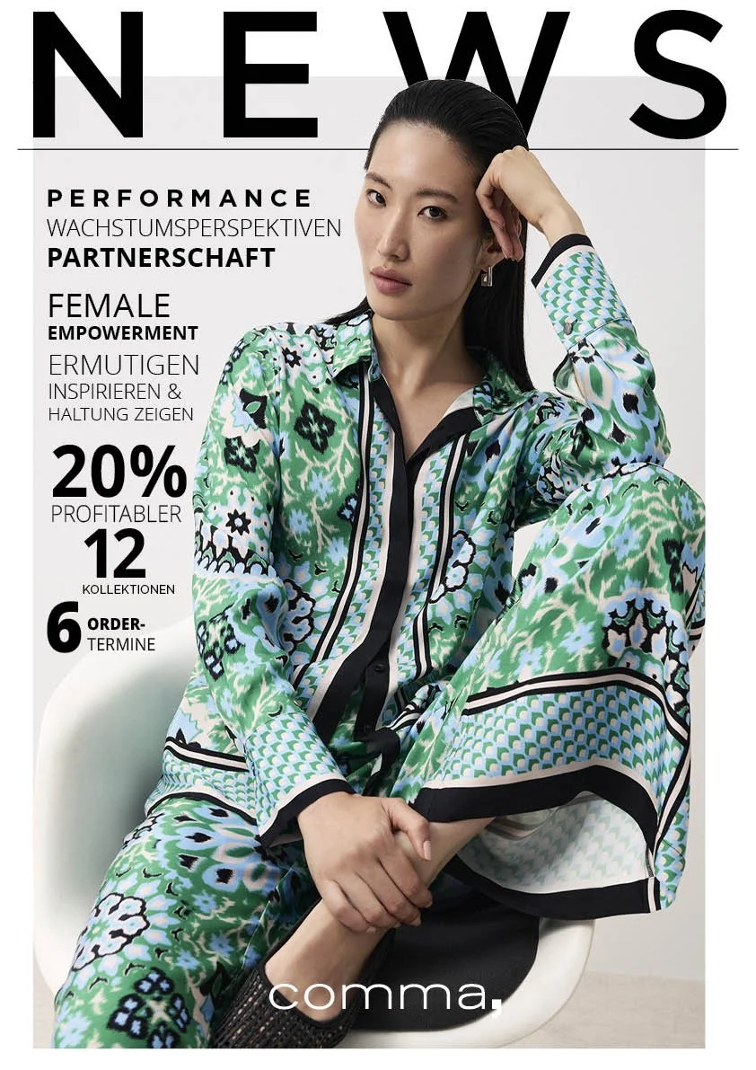 Asiatisches Model im gemusterten Bluse-Hose-Set auf dem comma Brandfolder-Cover – modernes Visual für konsistente Markenidentität, umgesetzt von imagespy.