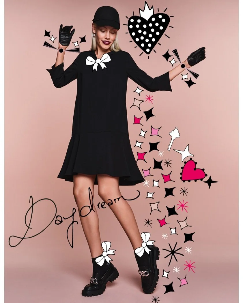 Schwarzes kurzes Kleid aus der Cartoon Daydream Kollektion FW2024 mit Stern-, Herz-, Kronen- und Schleifenillustrationen im Layout – kreativer, glamouröser Fashion-Look inszeniert von imagespy.