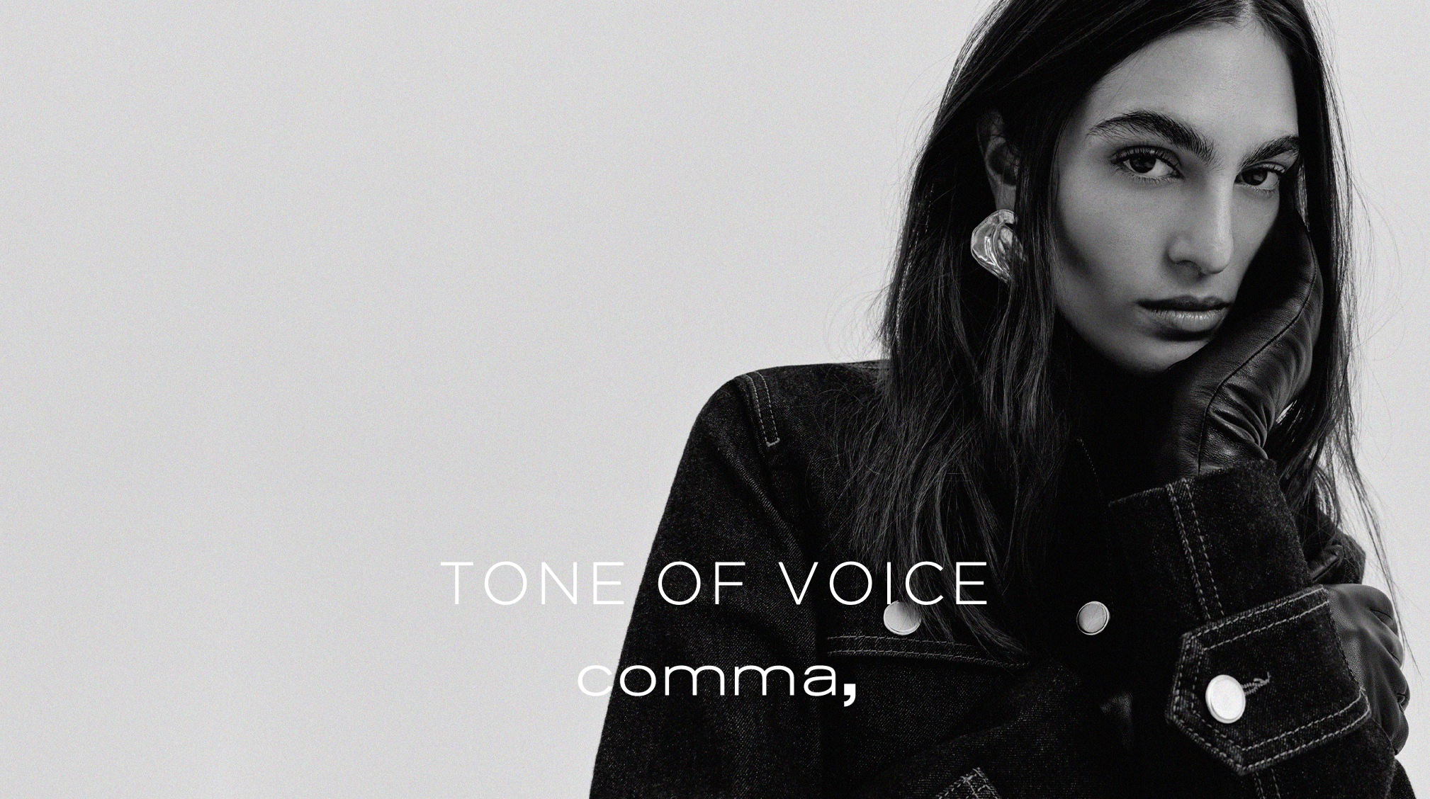 Front Chart zur Tone-of-Voice-Entwicklung der Marke comma mit Schwarzweiß-Bild eines Female Models vor grauem Hintergrund, umgesetzt von imagespy.