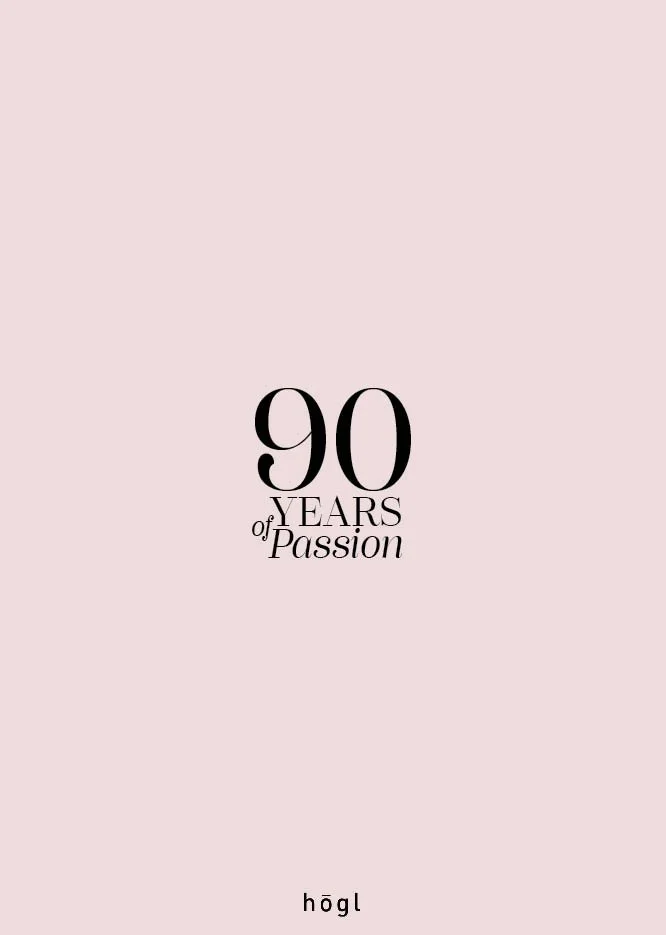 Cover des Högl Magazins Spring/Summer 2025 in Rosa mit Schriftzug „90 Years of Passion“, Jubiläums-Ausgabe, umgesetzt von imagespy.