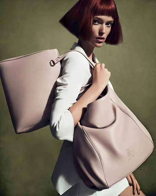 Frau mit roten Haaren im weißen Anzug mit Shoulder Bag und Shopper in Powder, Roeckl Spring/Summer 2018, umgesetzt von imagespy.