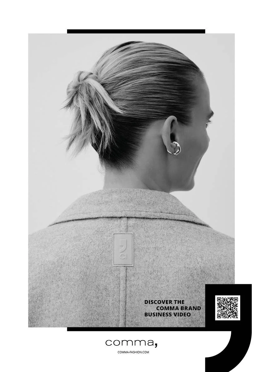 Backcover des comma Brandfolder 2025 mit Schwarzweiß-Aufnahme eines Female Models im Mantel und QR-Code zum Brand Business Video, modernes Editorial-Layout, umgesetzt von imagespy.