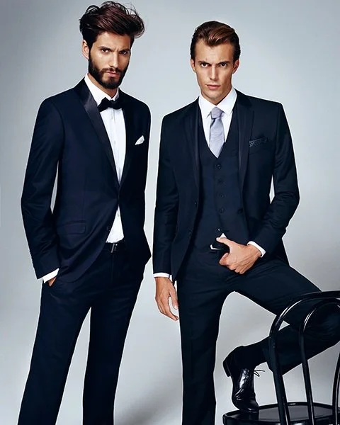 GQ Promotion by imagespy: Zwei Male Models in dunkelblauen Anzügen von SIR OLIVER, elegante Studioaufnahme, stilbewusste Inszenierung.