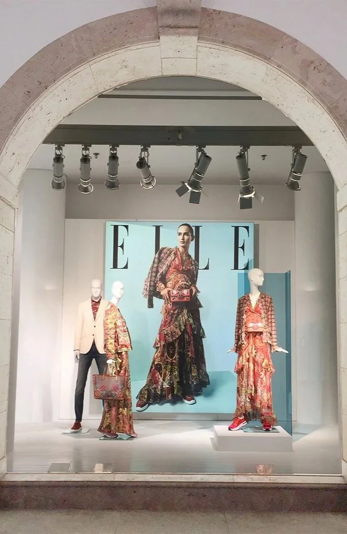 Luxuriöses Schaufensterdesign für Lodenfrey x ELLE - Visuals von imagespy verbinden High-Fashion-Ästhetik mit modernem Retail-Erlebnis.
