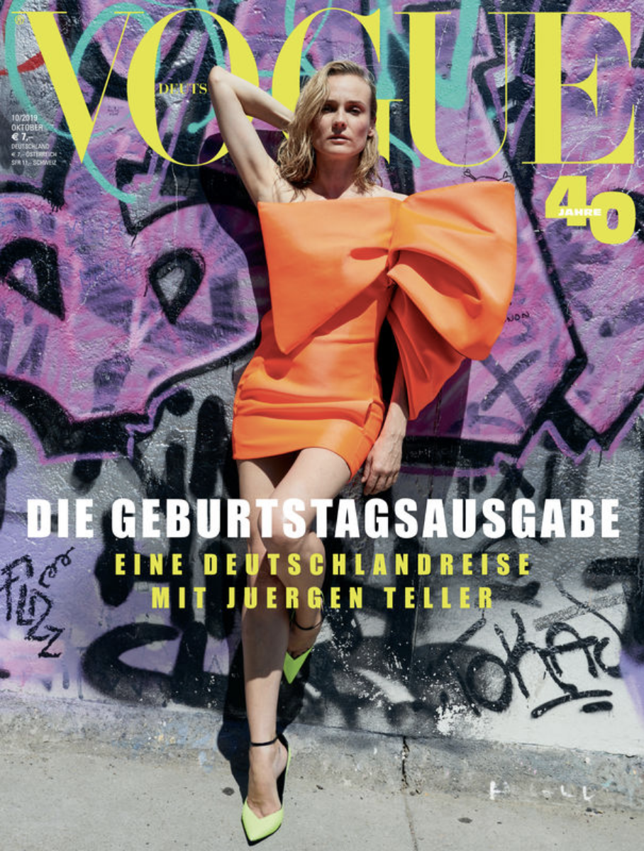 VOGUE Deutschland Cover zum 40. Jubiläum mit Diane Kruger, fotografiert von Juergen Teller vor einer urbanen Graffiti-Kulisse.