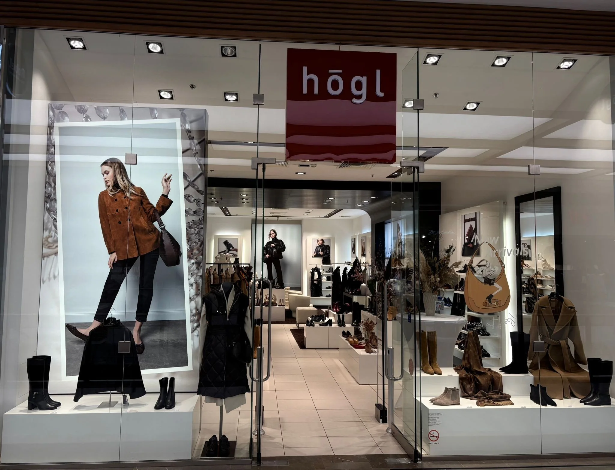 Högl Store-Schaufenster mit Fall/Winter 2025 Kollektion: Schaufenster-Sticker und Kampagnenaufsteller – umgesetzt von imagespy.