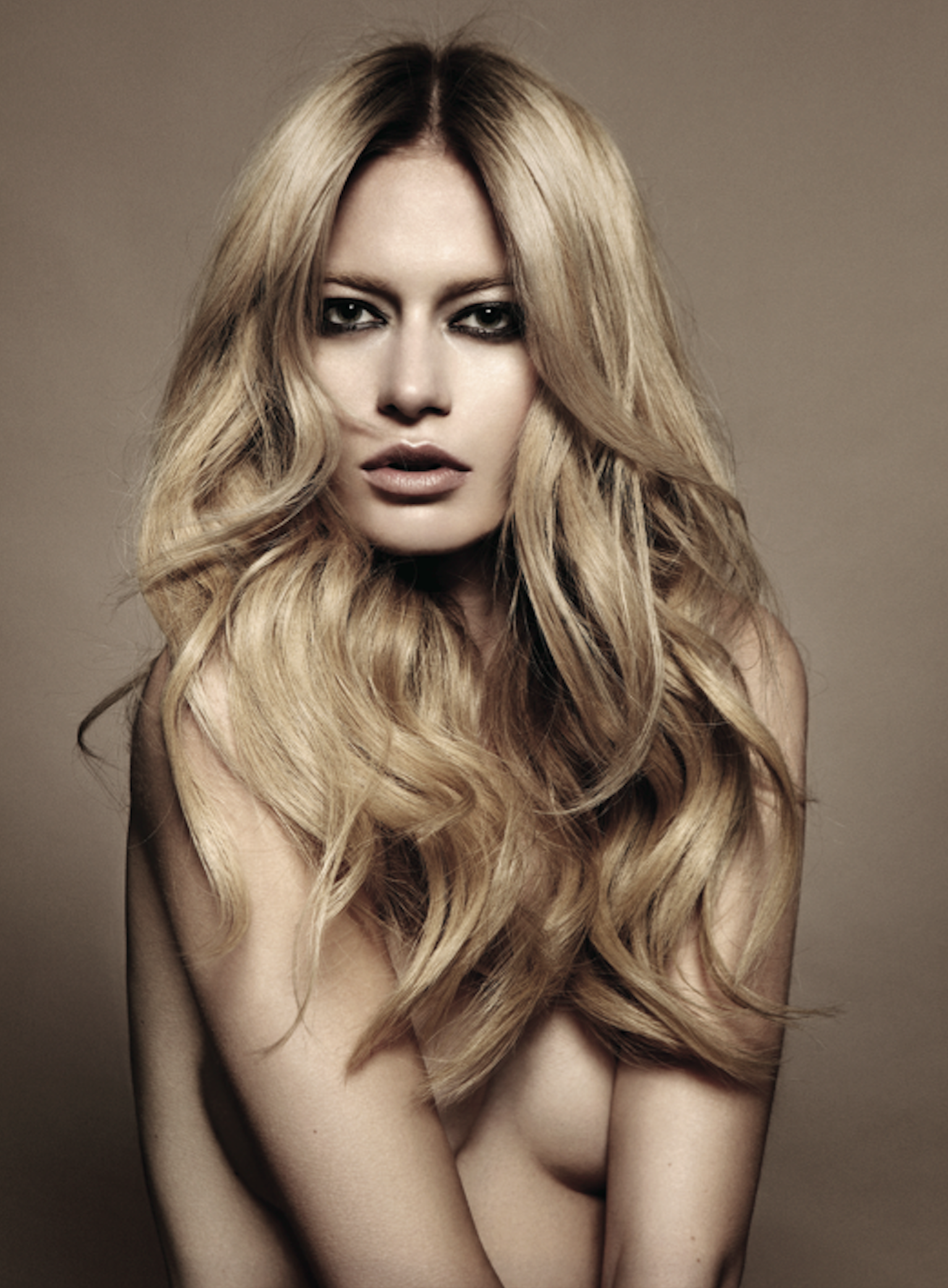 Sinnliche Studioaufnahme: Blondes Model mit voluminösem Haar in nudefarbener Spitze (angedeutet), Hautnah by Ludwig Beck (VOGUE), umgesetzt imagespy.