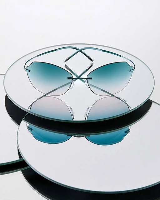 Sonnenbrille auf drei runden Spiegeln mit Reflexion, Silhouette Special Edition TMA 2019, umgesetzt von imagespy.