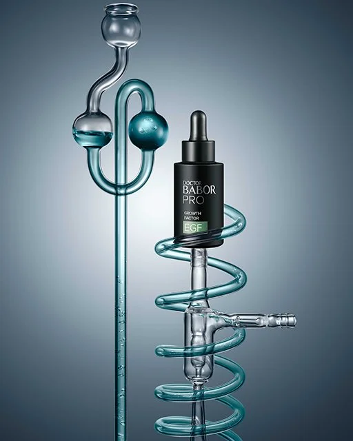 Wissenschaftliche Inszenierung des Doctor Babor PRO EGF Growth Factor Serums mit Laborglas-Elementen, professionell umgesetzt von imagespy für High-End-Skincare.