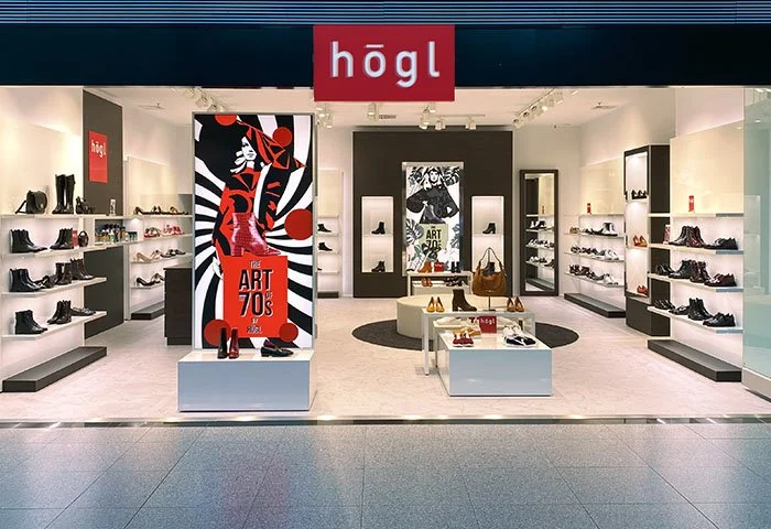 Moderner Högl Store in Innsbruck mit Fokus auf die „The Art of the 70s“ Kampagnenpräsentation und exklusive Schuhmode, dokumentiert für imagespy.