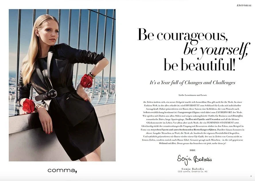 Doppelseite des comma c-Magazins Fall Winter 2020 mit Editorial und Kampagnenmotiv: Model auf dem Olympiaturm in schwarzem Outfit und Rose am Arm, umgesetzt von imagespy.
