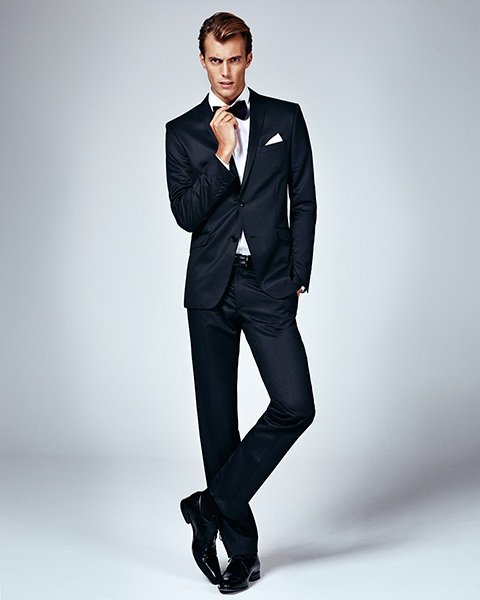 GQ Promotion by imagespy: Male Model in schwarzem Anzug von SIR OLIVER, Studioaufnahme, elegante und stilbewusste Inszenierung.
