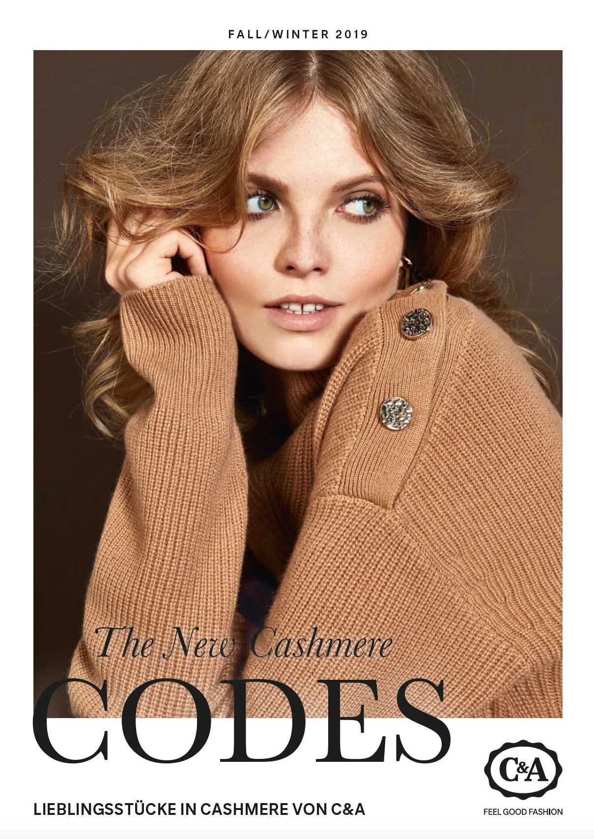 Covermotiv C&A Cashmere Favourites Lookbook „New Cashmere Codes“: Model in beigem Cashmere-Pullover mit Schulterknöpfen, Editorial-Fashion-Stil, Presse-Special, umgesetzt von imagespy.