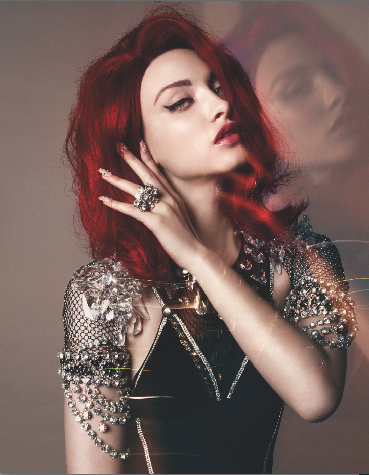 Frau mit roten Haaren und Swarovski Schmuck, direkter Blick in die Kamera, Motiv aus dem VOGUE Kalender 2012, kreativ inszeniert von imagespy.
