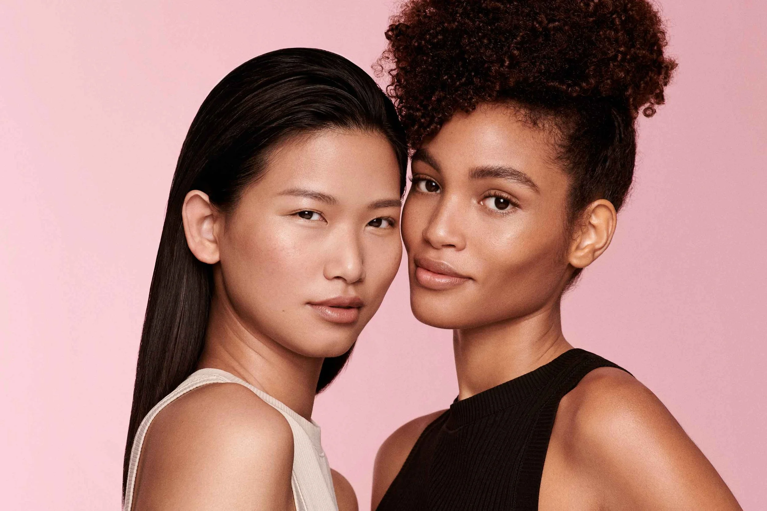 Zoeva Markenrelaunch umgesetzt von imagespy, Doppelporträt zweier Frauen mit natürlichem Make-up vor rosa Hintergrund, Fokus auf Inklusivität und moderne Markenästhetik.