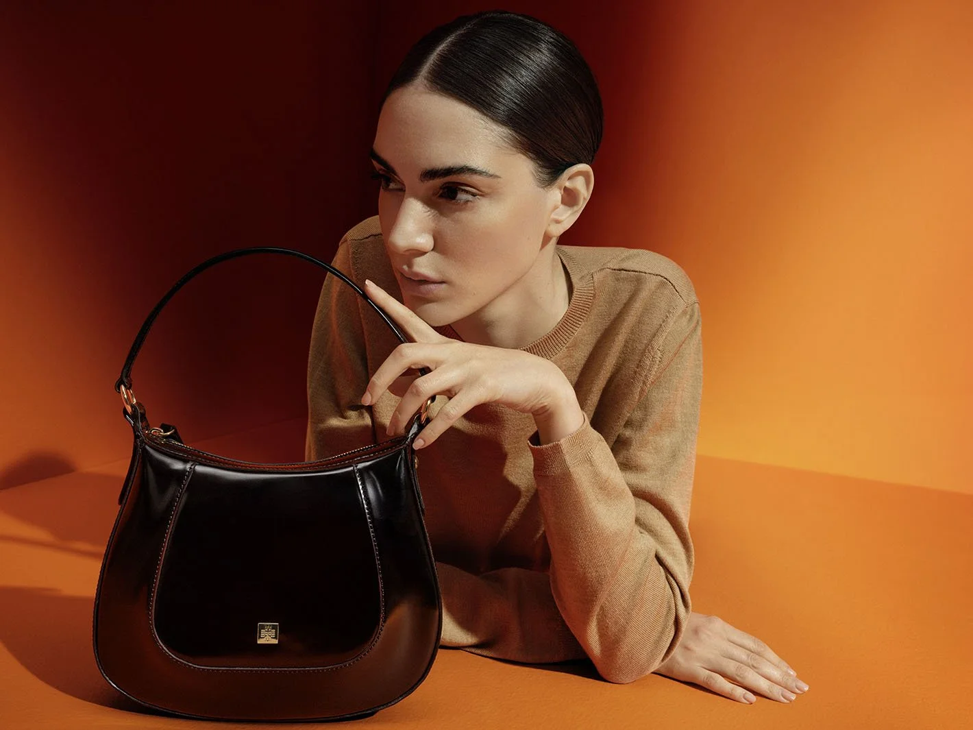 Model im beigen Pullover mit schwarzer Högl Shoulder-Bag „Abbie“, Studioaufnahme F/W 2023 von imagespy.