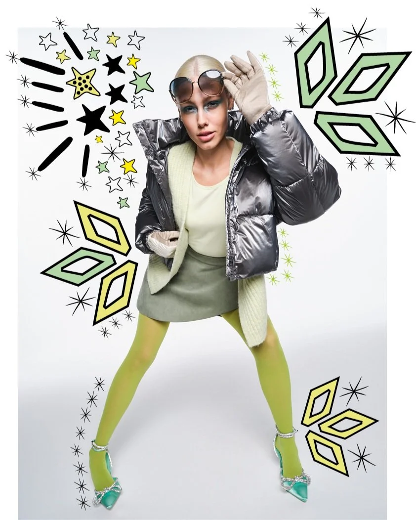 Model mit silberner kurzer Pufferjacke, hellgrünem Cardigan, grünem Minirock und cremefarbenen Handschuhen aus den Cartoon-Kollektionen Amazing & Daily, umgeben von Rauten-, Stern- und Strichillustrationen  – kreativer Campaign-Look von imagespy.