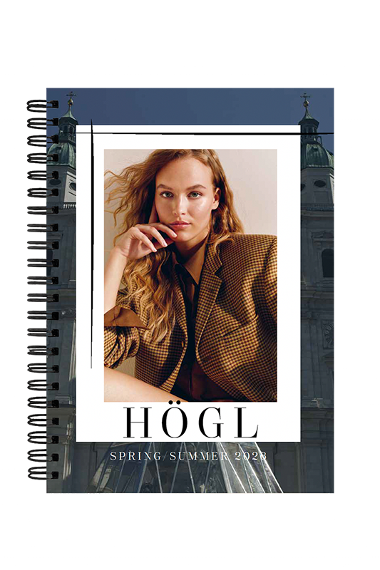 HÖGL Fashion-Kampagne Spring/Summer 2026: Notizbuch-Cover mit Model in Salzburg vor historischer Kulisse, umgesetzt von imagespy.