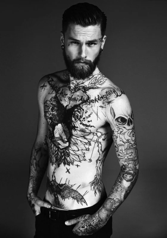 Charakterstarkes Schwarz-Weiß-Porträt des tätowierten Opel Adam Rocks Models für ein GQ-Editorial. Authentische Markeninszenierung mit Fokus auf Lifestyle von imagespy.