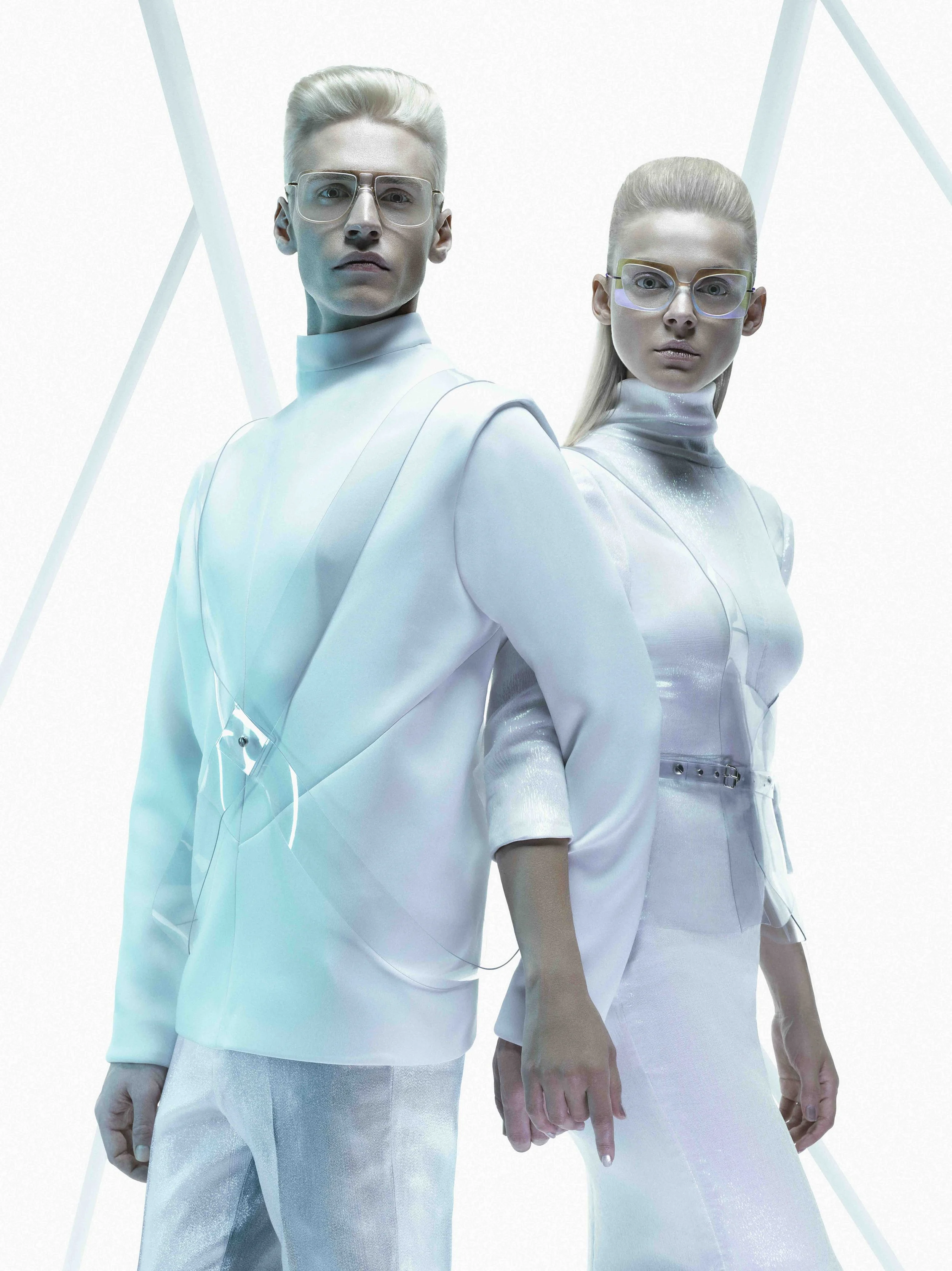 Silhouette Special Edition TMA 2019 mit jungem Mann und junger Frau in futuristischen weißen Outfits und Brillen, umgesetzt von imagespy.
