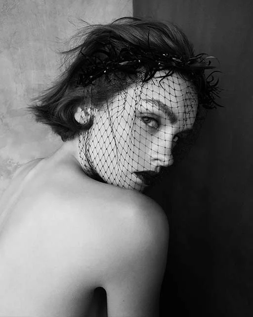 VOGUE Promo by imagespy: Schwarzweiß-Porträt, Model im Gesichtsportrait hinter schwarzem Netz, fotografiert mit Huawei Pro Plus.