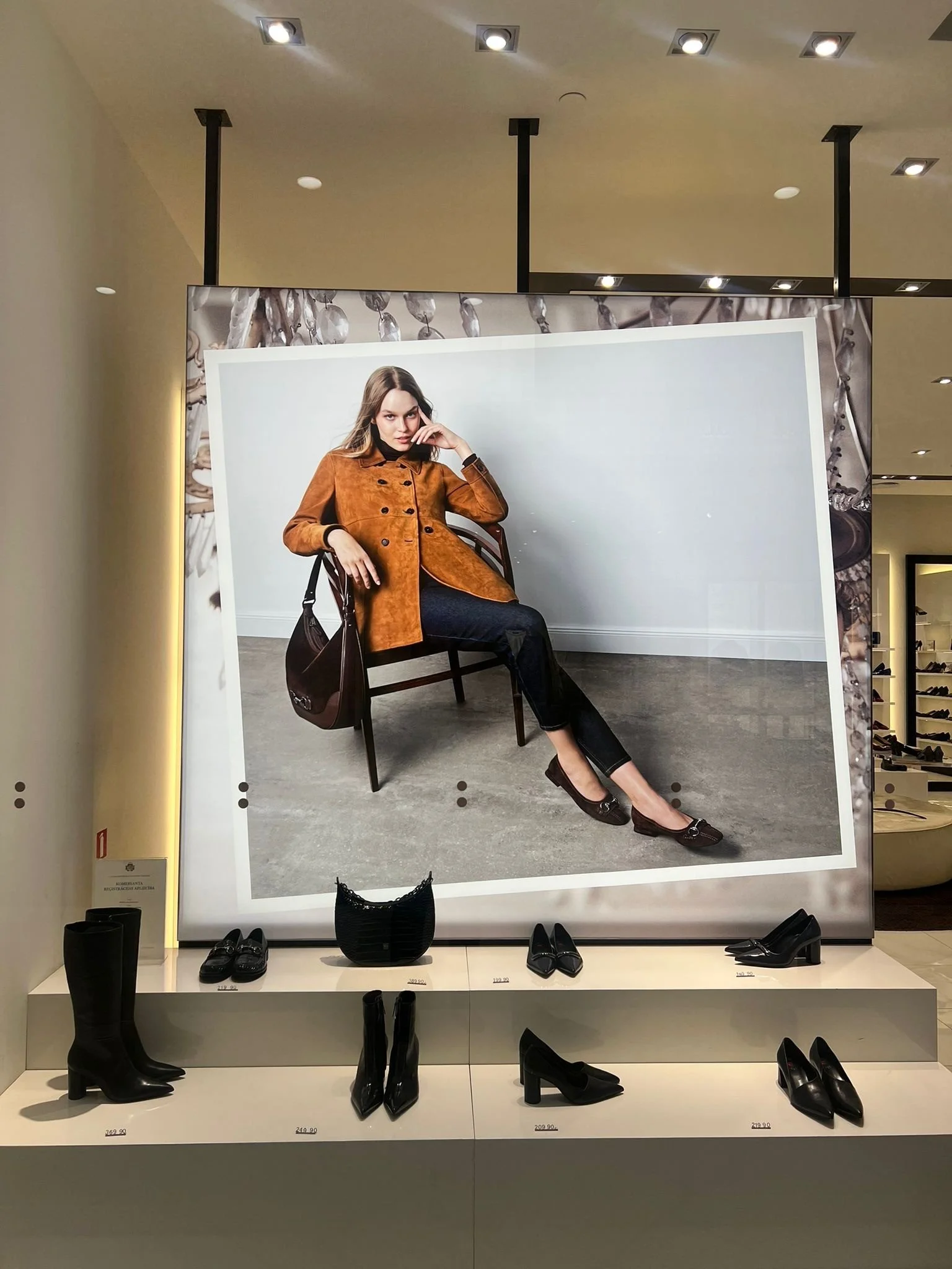 Shop-Schaufenster der HÖGL Fall/Winter 2025 Kollektion mit einer imagespy POS-Kampagnen-Inszenierung, einem großformatigen Kampagnen-Display und eleganten Winterschuhen.